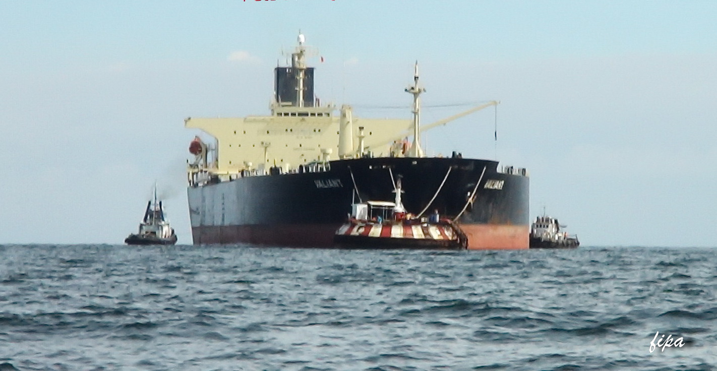 Kegiatan lifting/pengapalan minyak mentah di perairan lepas pantai Teluk Aru. Foto Fipa